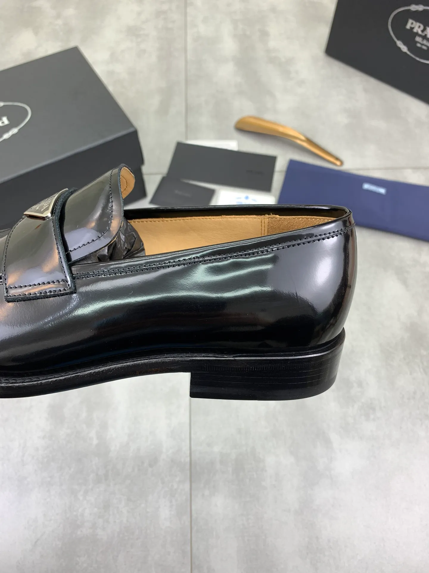 Factory price P920 💰 (high-grade genuine leather outsole) original quality, top version 🔱 ＰＲＡＤＡPrada. Men's business casual leather shoes, top quality products. 1:1 shipment⬆️Luxurious and noble👞All imported original brand fabrics, just to create a more comfortable wearing experience. Upper: original comfortable open-edge beaded calfskin➕Top imported water-dyed full cow lining, original lightweight and comfortable high-grade genuine leather outsole✔️Number: 39-44 (38.45.46 can be customized)